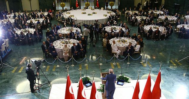 Cumhurbaşkanı Erdoğan&#039;dan esnafa iftar daveti