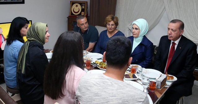 Cumhurbaşkanı Erdoğan şehit evinde iftar yaptı