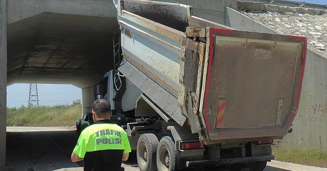 Damperi açılan kamyon, üst geçide çarptı