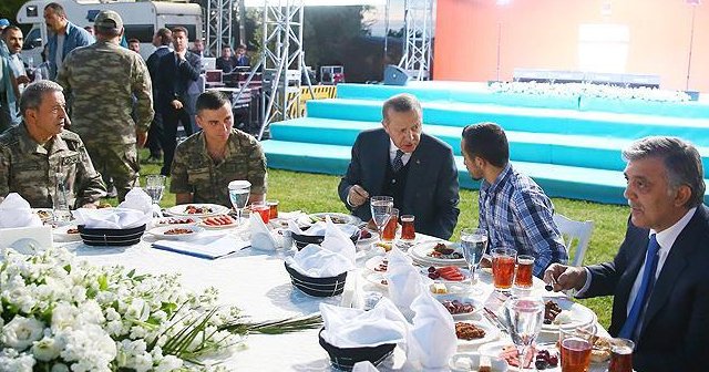 Erdoğan şehit aileleri ve askerlerle iftarda buluştu