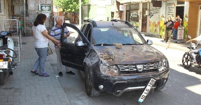 Eski binadan kopan parça otomobilin üzerine düştü