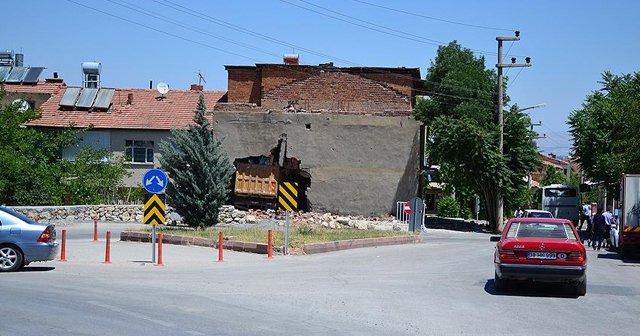 Eve giren kamyon 9 aydır binadan çıkarılamıyor