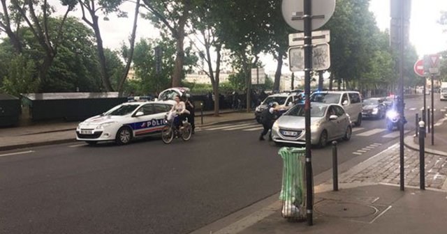 Paris’te polise saldırı