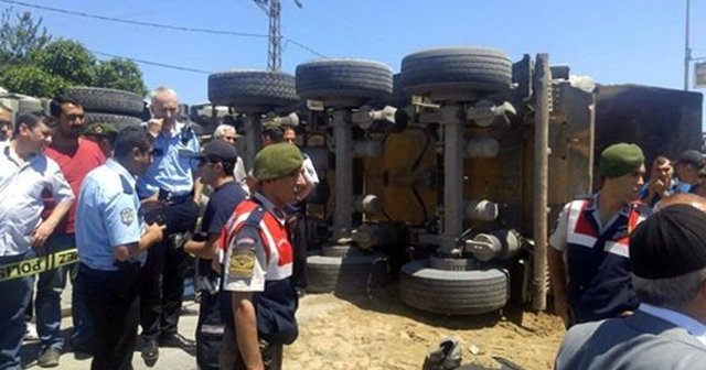 Genç kız hafriyat kamyonunun altında can verdi