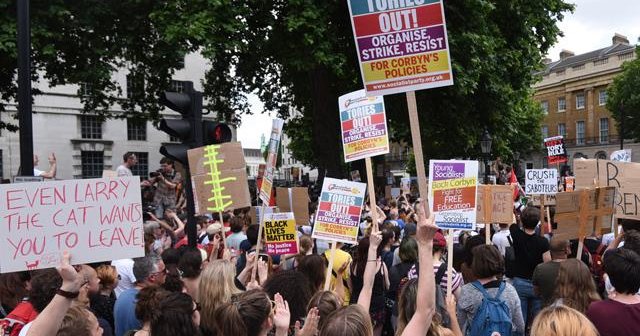 İngiltere Başbakanı May&#039;e Londra&#039;da protesto