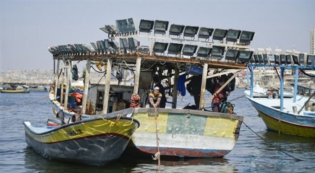 İsrail Gazze&#039;de balık avlama mesafesini düşürdü