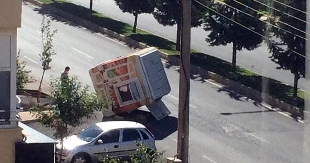 Kahramanmaraş’ta şiddetli poyraz ekmek büfesini uçurdu