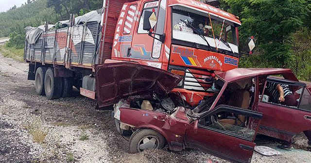 Kamyonla otomobil çarpıştı: 2 ölü, 1 yaralı