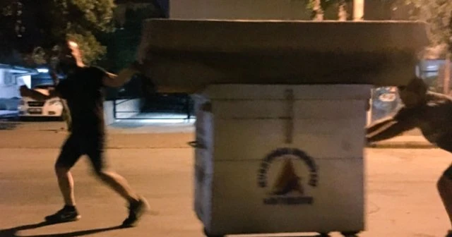 Kanepeyi çöp konteyneriyle Taşıyanlara belediye'den ilginç karşılık