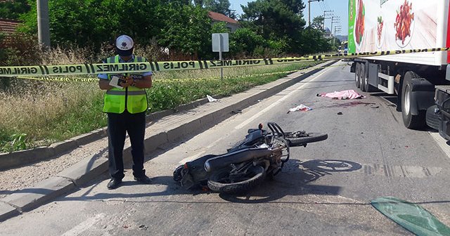 Kırmızı ışıkta TIR&#039;ın çarptığı motosiklette 2 kişi öldü