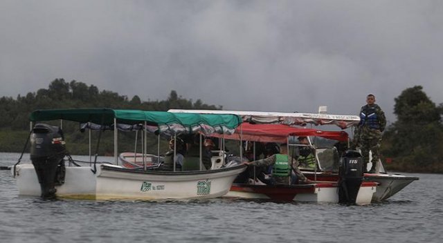 Kolombiya&#039;da 150 turisti taşıyan bot battı