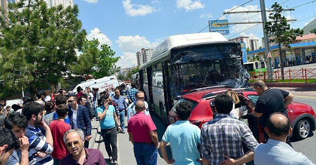 Kontrolden çıkan otobüs 7 aracı hurdaya çevirdi