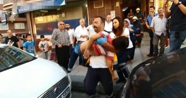 Küçük çocuğun kafası asansöre sıkıştı