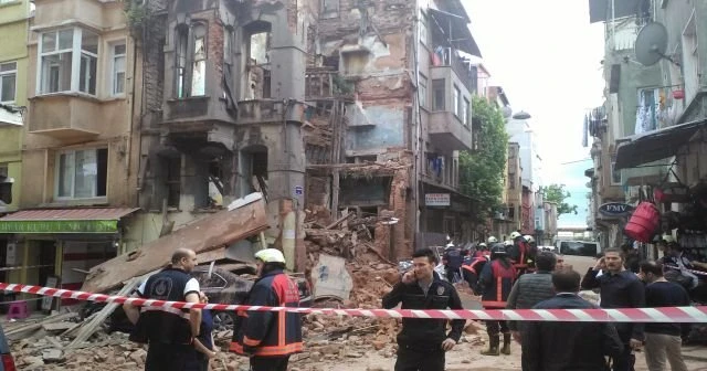 Kumkapı'da bina çöktü!