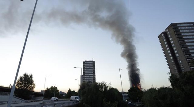 Londra&#039;da 27 katlı binada yangın! Binada Türkler olduğu belirtiliyor