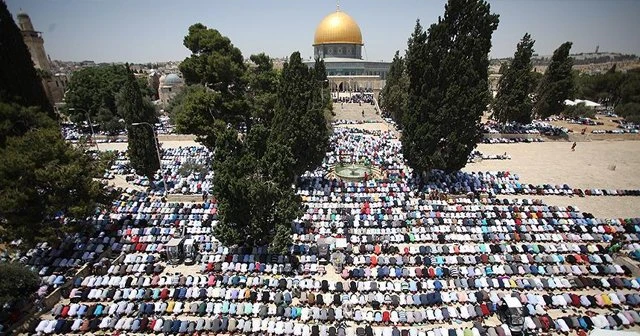 Mescid-i Aksa'da 300 bin kişilik cuma namaz
