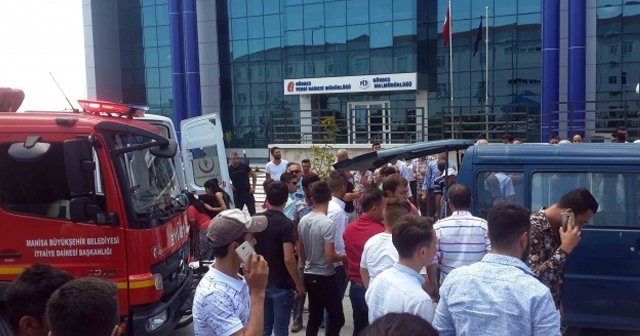 Minibüs park halindeki tıra çarptı: 1 ölü, 4 yaralı