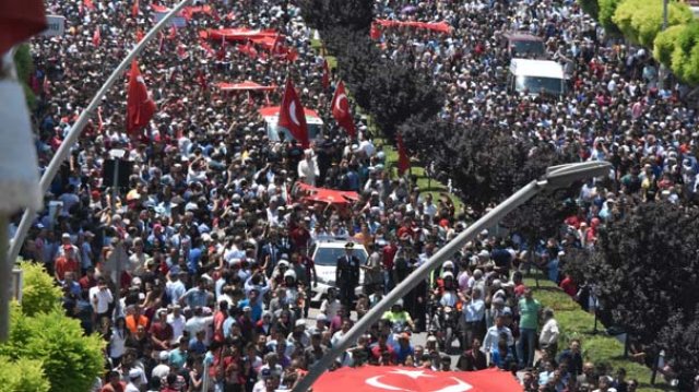 Özel Harekat Polis&#039;i Dündar&#039;ı, son yolculuğuna 15 bin kişi uğurladı