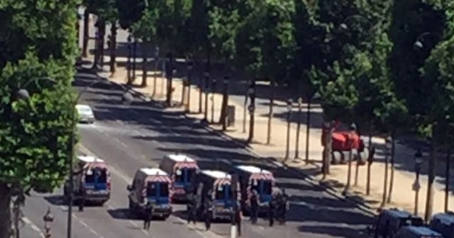 Paris’te arabasını polis aracının üzerine süren şahıs öldürüldü