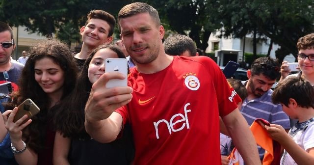 Podolski daha gitmeden ortalık karıştı!