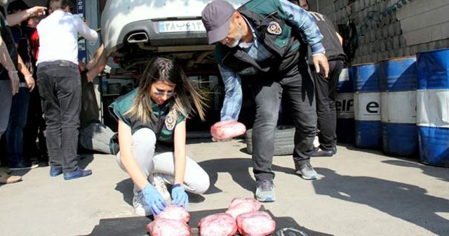 Polis ipi çektikçe spor otomobilden uyuşturucu fışkırdı