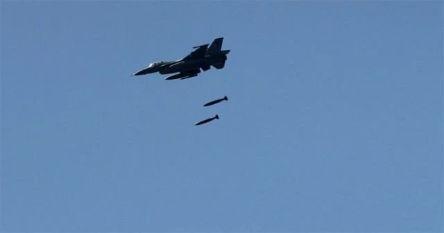 Savaş uçağı kendi askerlerini vurdu: Çok sayıda ölü ve yaralı var