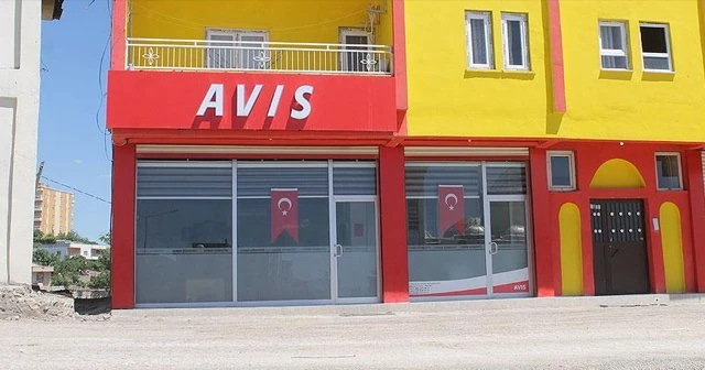 Şehitler için iş yerlerine bayrak astılar