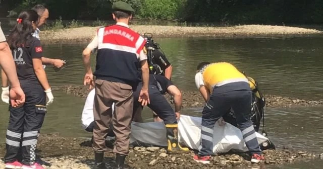 Serinlemek için girdiği derede boğuldu