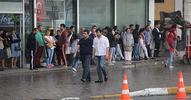 Taksim’de vatandaşlar yağmura hazırlıksız yakalandı