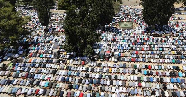 Tüm engellemelere rağmen yüz binlerce kişi Mescid-i Aksa'ya gitti