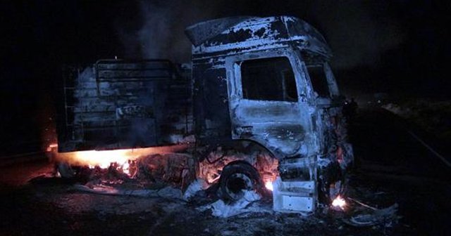 Tunceli&#039;de teröristler araç yaktı