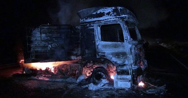 Tunceli'de teröristler araç yaktı