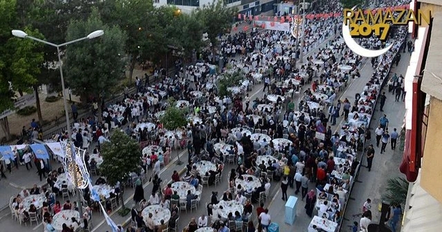 Van ve Adıyaman'da binlerce kişi iftar sofrasında buluştu