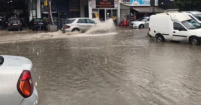 Yağmur su baskınlarına yol açtı
