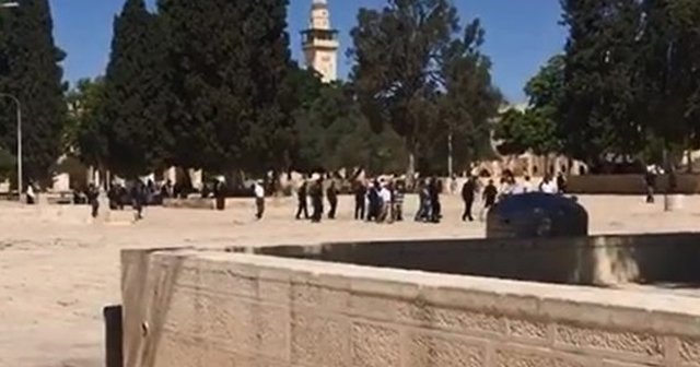 Yahudi öğrenciler El-Aksa Camii’ni bastı