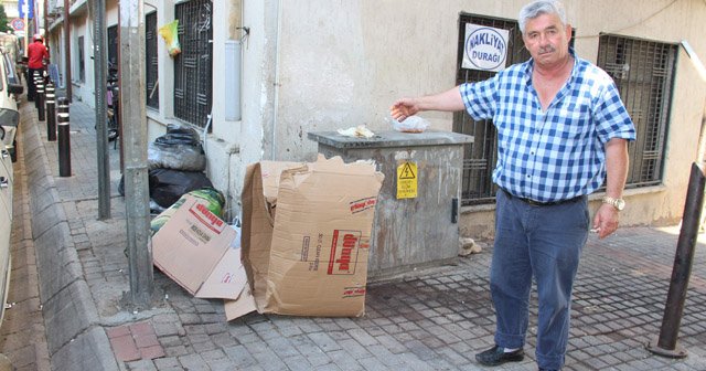 Zamansız atılan çöpler esnafın tepkisine neden oluyor