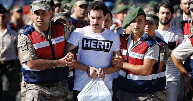 'Hero' tişörtünü kız kardeşi göndermiş