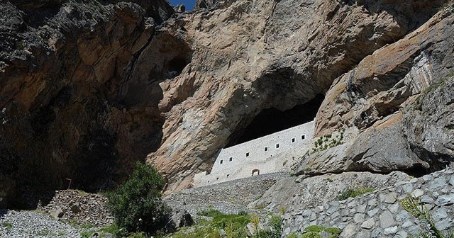 &#039;Kayaya oyma manastır&#039; turistleri bekliyor