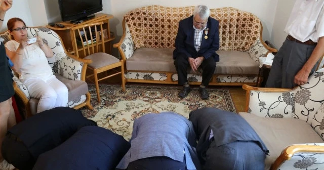 "Türk askerine minnet borçluyuz" diyerek önünde eğildiler