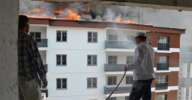 12 katlı binanın yanan çatısı korku dolu anlar yaşattı