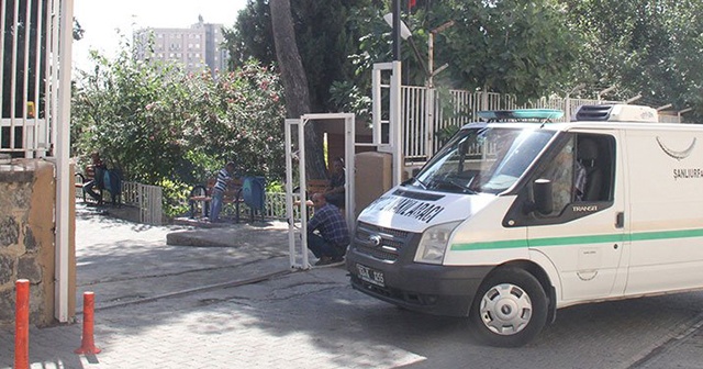 17 yaşındaki genç, boğazı kesilip cesedi yol kenarına atıldı