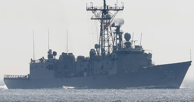 ABD gemisinden İran devriye botuna uyarı ateşi