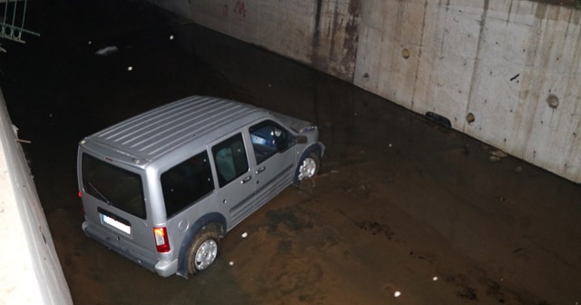 Adana’da araç sulama kanalına düştü: 2 yaralı