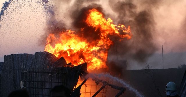 Adana&#039;da boya fabrikasında korkutan yangın