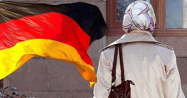 Almanya’da mahkemede başörtüsü yasaklama girişimine tepki