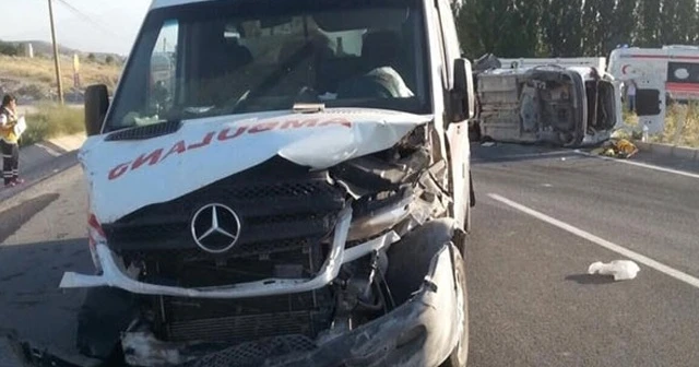 Ambulans ile minibüs çarpıştı: 10 yaralı