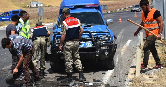 Askeri araç otomobille çarpıştı: 1 ölü, 4 yaralı