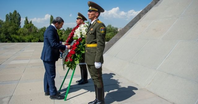 BAE Dışişleri Bakanı, Ermenistan'da sözde soykırımı andı