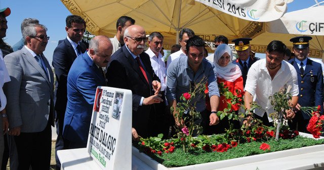 Bakan Avcı 15 Temmuz şehidinin kabrini ziyaret etti