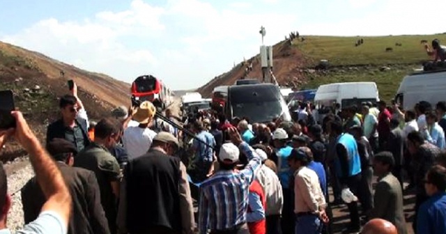 Bakü-Tiflis-Kars demiryolu hattından geçen ilk tren, halkı yollara döktü